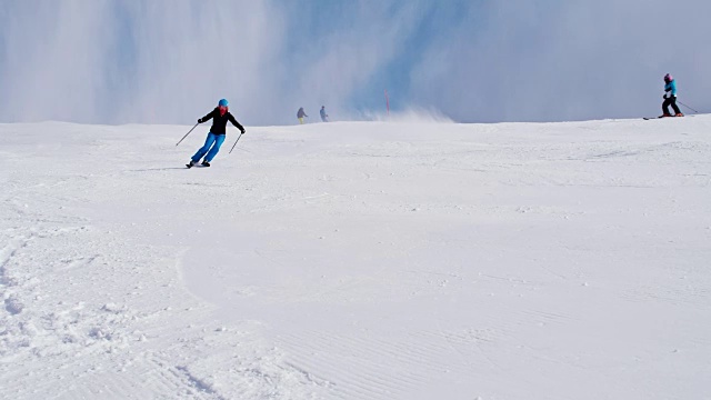 SLO MO女子滑下滑雪坡视频素材