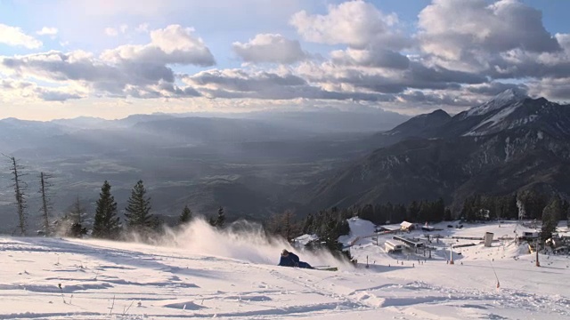 SLO MO滑雪者在滑雪坡上摔倒视频素材