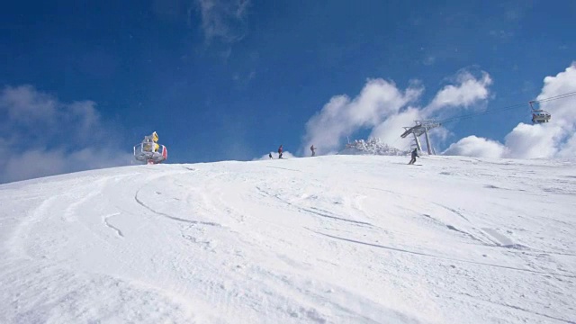 SLO MO滑雪者在镜头前喷洒雪视频素材