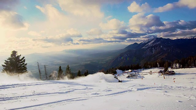 SLO MO男性滑雪者在滑雪坡上摔倒视频素材