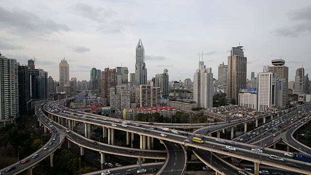 T/L WS白天多条高速公路和立交桥上的交通高峰时段/中国上海视频素材