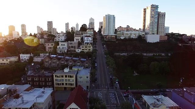 旧金山湾的城市景观与笔直的道路在日出视频素材