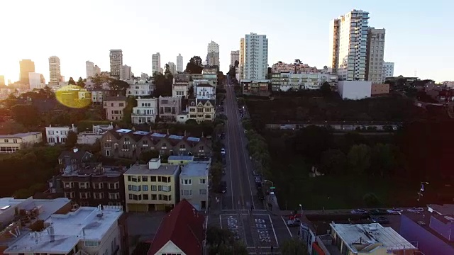 旧金山湾的城市景观与笔直的道路在日出视频素材