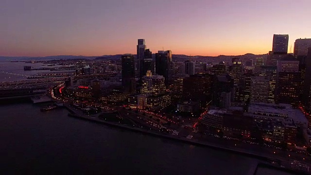 海湾大桥的夜景和摩天大楼林立的市中心视频素材