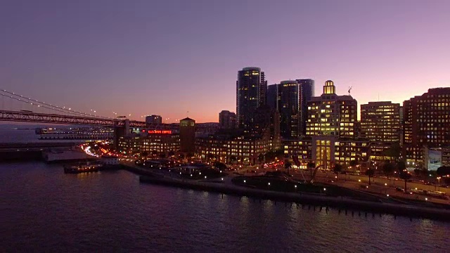 市中心的夜景，海滨有摩天大楼和大桥视频素材