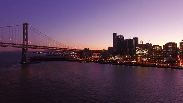 市中心的夜景，摩天大楼和海湾大桥视频素材