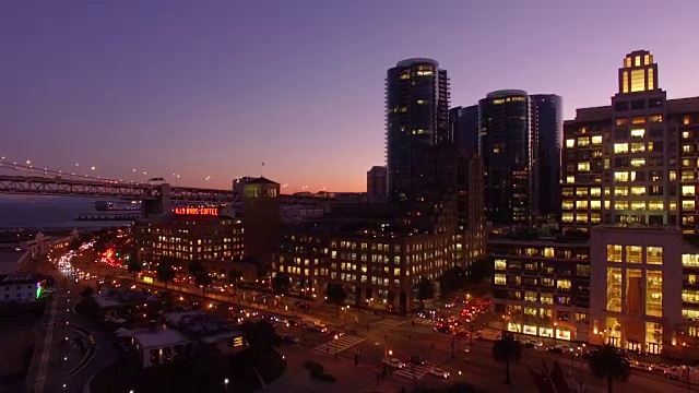 市中心的夜景，有摩天大楼和海滨的海湾大桥视频素材