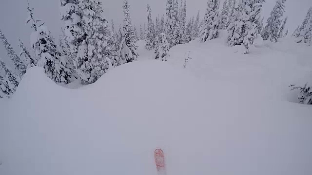 一个野外滑雪者从积雪的山脊上下来视频素材