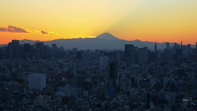 日落后的东京市容和富士山视频素材