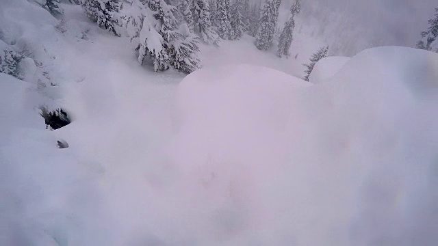 一个野外滑雪者从积雪的山脊上下来视频素材