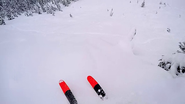 一个野外滑雪者从积雪的山脊上下来视频素材