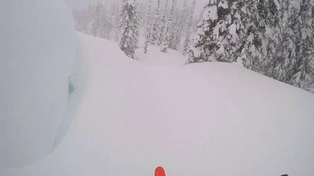 一个野外滑雪者从积雪的山脊上下来视频素材