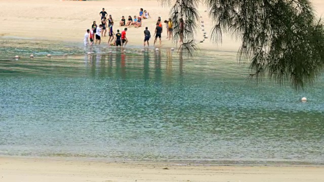 夏天拥挤的海滩视频素材