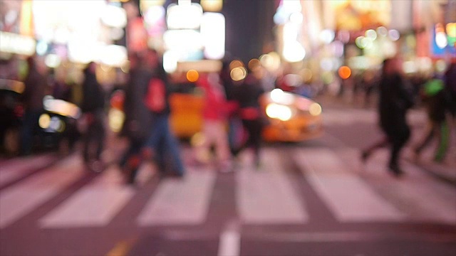 夜晚人群在城市中行走的慢镜头。行人过街视频素材