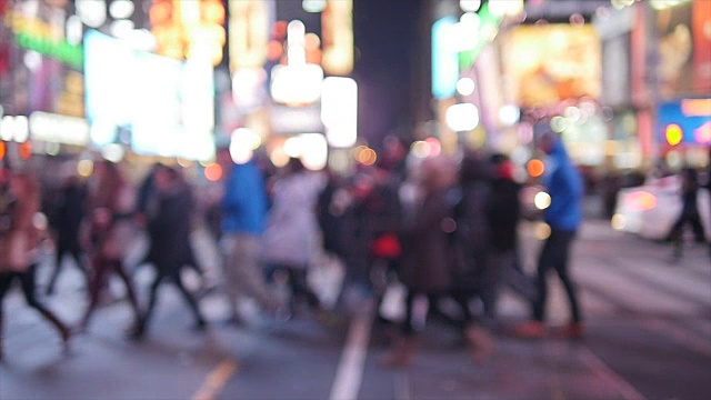 夜晚人群在城市中行走的慢镜头。行人过街视频素材