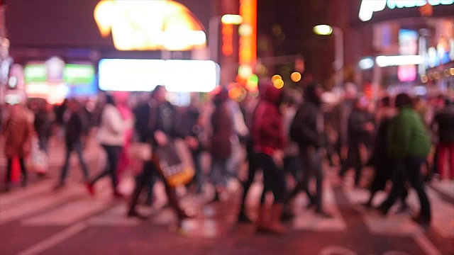 夜晚人群在城市中行走的慢镜头。行人过街视频素材