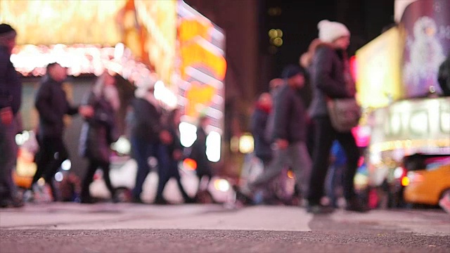 人们慢动作地走着。夜间在城里通勤的行人。纽约市的街景视频素材