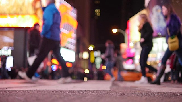 人们慢动作地走着。夜间在城里通勤的行人。纽约市的街景视频素材