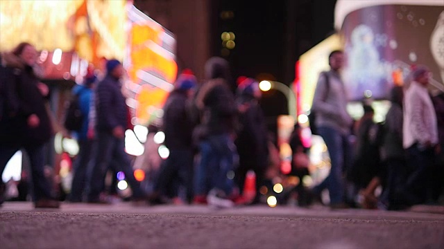 人们慢动作地走着。夜间在城里通勤的行人。纽约市的街景视频素材