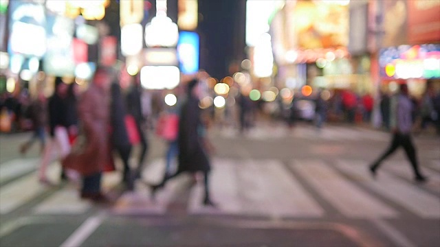 人们慢动作地走着。夜间在城里通勤的行人。纽约市的街景视频素材