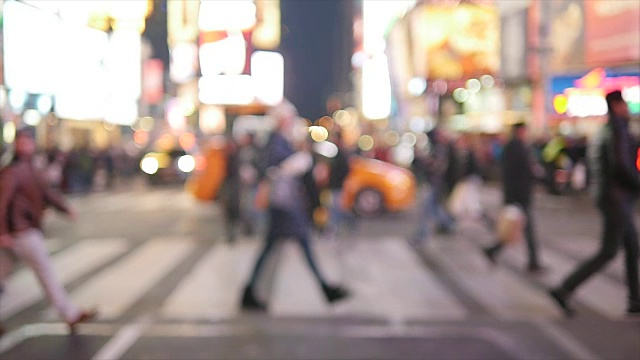 人们慢动作地走着。夜间在城里通勤的行人。纽约市的街景视频素材