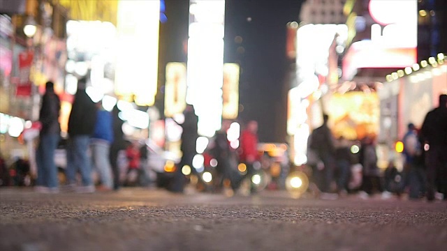 人们慢动作地走着。夜间在城里通勤的行人。纽约市的街景视频素材