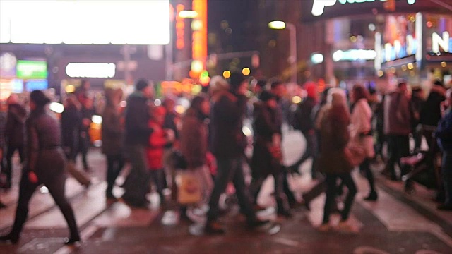 人们慢动作地走着。夜间在城里通勤的行人。纽约市的街景视频素材