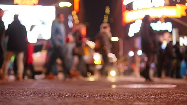 人们慢动作地走着。夜间在城里通勤的行人。纽约市的街景视频素材