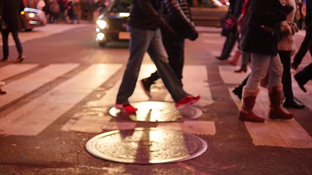 人们慢动作地走着。夜间在城里通勤的行人。纽约市的街景视频素材