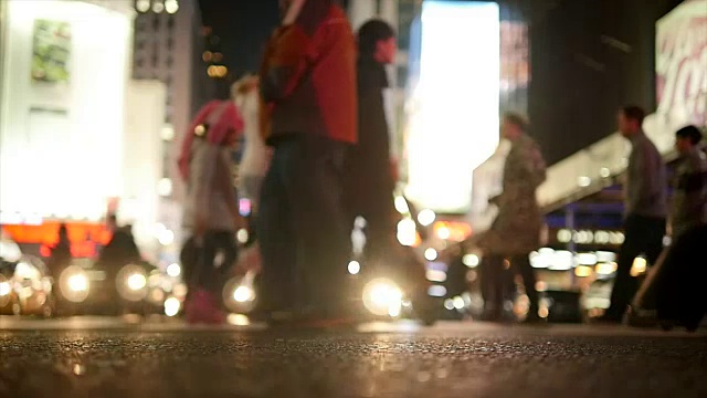 人们慢动作地走着。夜间在城里通勤的行人。纽约市的街景视频素材