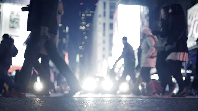 人们慢动作地走着。夜间在城里通勤的行人。纽约市的街景视频素材