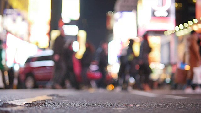 夜光下，不认识的人走在城市里。一群匿名人士。城市生活背景视频素材