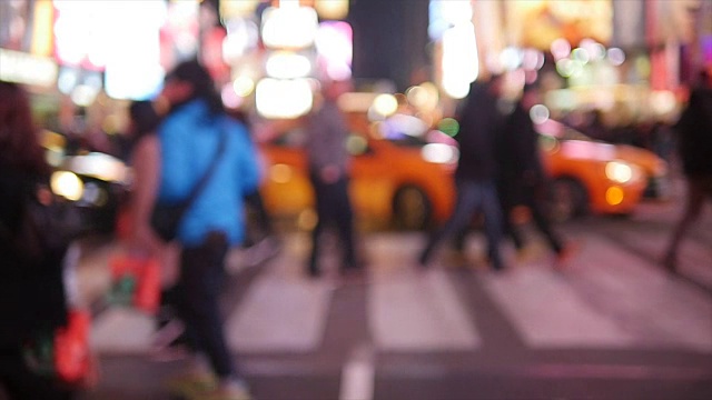 夜光下，不认识的人走在城市里。一群匿名人士。城市生活背景视频素材