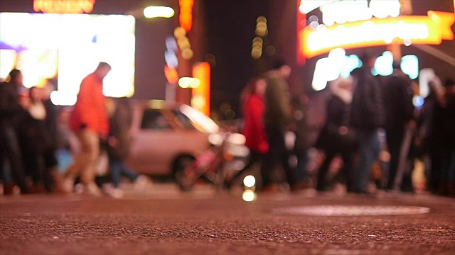 夜光下，不认识的人走在城市里。一群匿名人士。城市生活背景视频素材