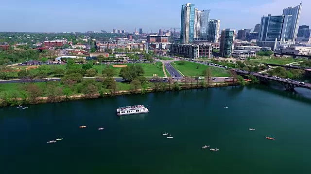 在2016年西南偏南春假期间与城市天际线市中心背景有趣的温泉活动与皮划艇和派对船视频素材