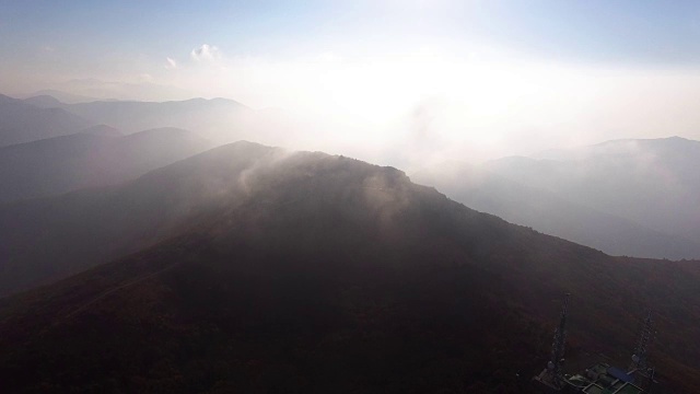 奇里桑国家公园的野戈丹山顶景观，有雾和通讯塔视频素材