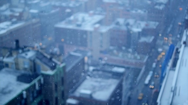 纽约的冬季暴风雪。雪花背景慢动作拍摄视频素材