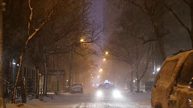 纽约的冬季暴风雪。雪花背景慢动作拍摄视频素材