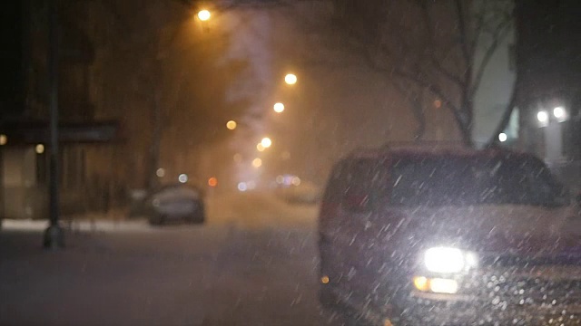 纽约的冬季暴风雪。雪花背景慢动作拍摄视频素材