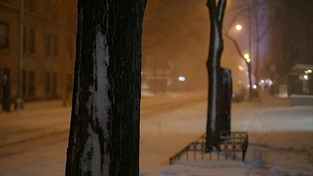 纽约的冬季暴风雪。雪花背景慢动作拍摄视频素材