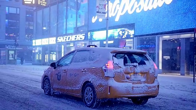 纽约的冬季暴风雪。雪花背景慢动作拍摄视频素材