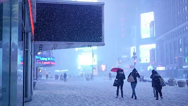 纽约的冬季暴风雪。雪花背景慢动作拍摄视频素材