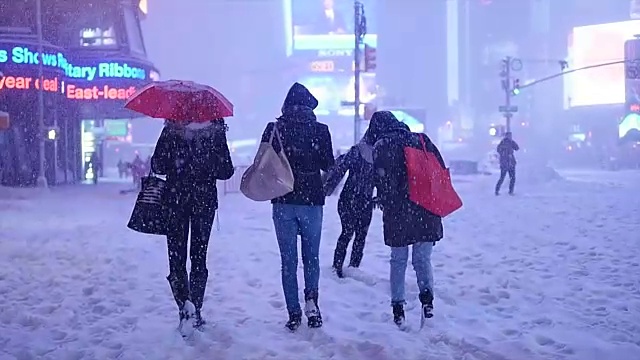 纽约的冬季暴风雪。雪花背景慢动作拍摄视频素材