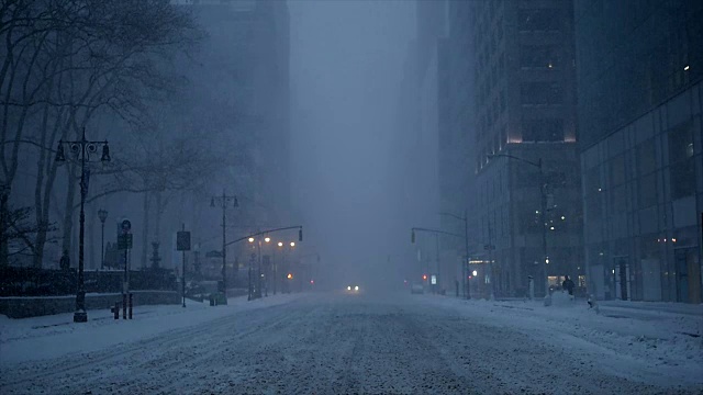 纽约的冬季暴风雪。雪花背景慢动作拍摄视频素材