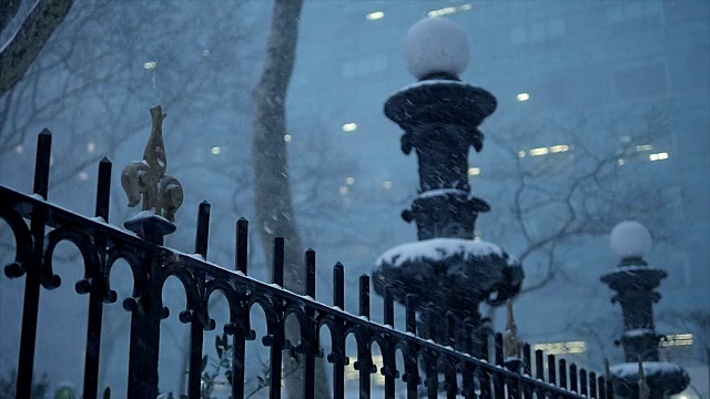 纽约的冬季暴风雪。雪花背景慢动作拍摄视频素材