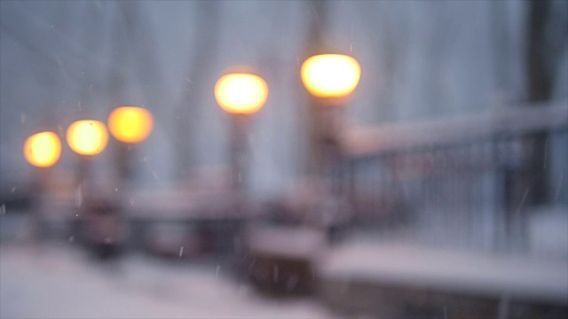 纽约的冬季暴风雪。雪花背景慢动作拍摄视频素材