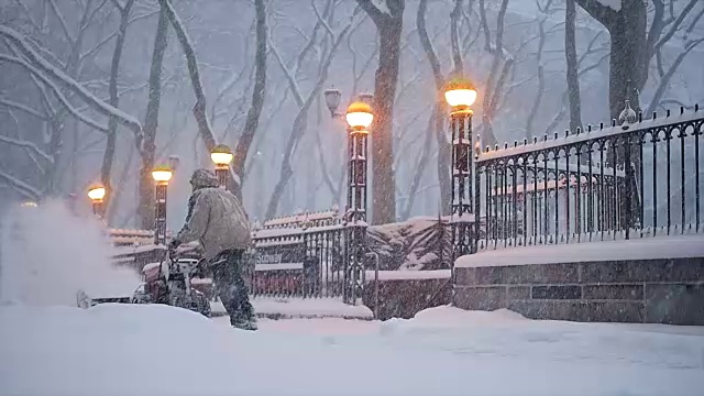 纽约的冬季暴风雪。雪花背景慢动作拍摄视频素材