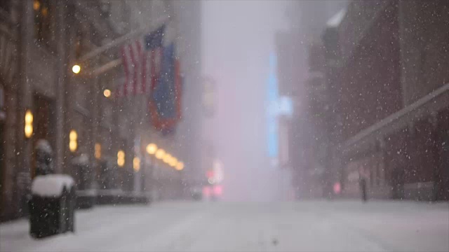 纽约的冬季暴风雪。雪花背景慢动作拍摄视频素材