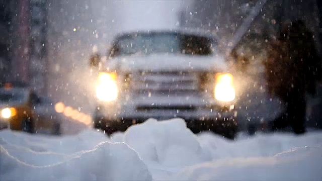 纽约的冬季暴风雪。雪花背景慢动作拍摄视频素材