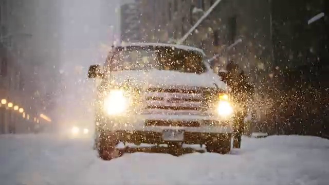 纽约的冬季暴风雪。雪花背景慢动作拍摄视频素材